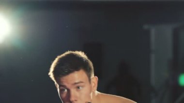 Terli boksör eğitim koyu spor salonunda başladı. Yavaş yavaş