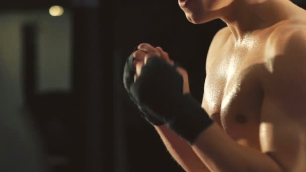 Boxeador de armas haciendo ejercicio patadas en un gimnasio. Despacio. — Vídeos de Stock