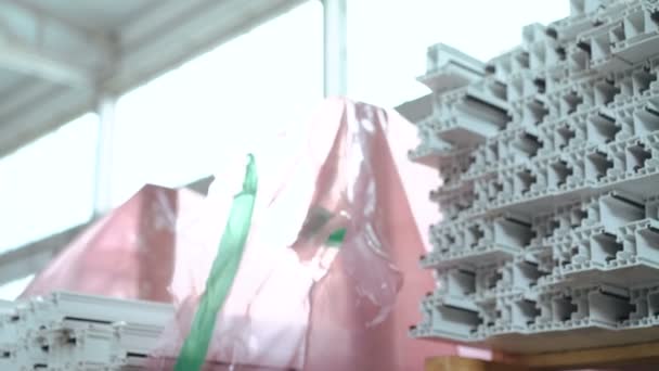 Dolly de profilés en PVC, fabrication de fenêtres en plastique. 4k — Video