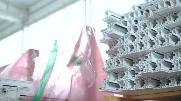 Dolly de profilés en PVC, fabrication de fenêtres en plastique. 4k 