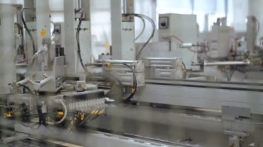 Plastik pencere hattı üretimi. 4k