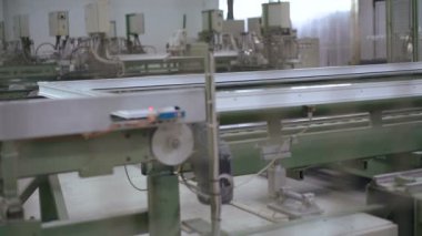 Plastik pencere hattı üretimi. 4k