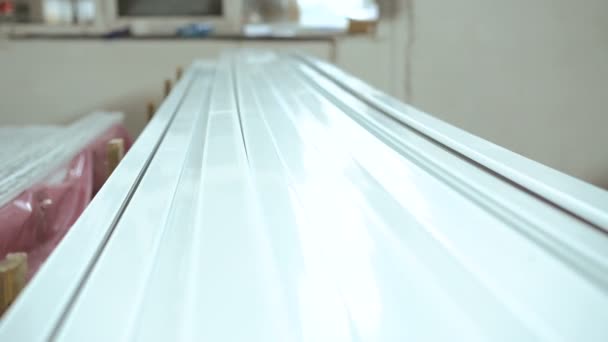Dolly de perfiles de PVC, fabricación de ventanas de plástico. 4k — Vídeo de stock