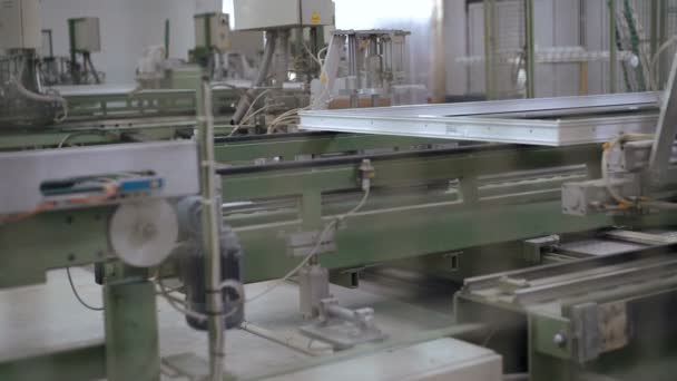 Linea di produzione di finestre in plastica. 4k — Video Stock