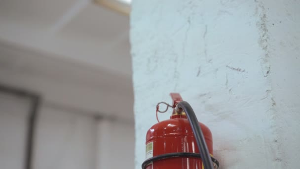 Yakın çekim yangın söndürücü beyaz arka planda 4k Fabrikası'nda — Stok video