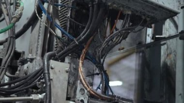 Normal pencere yapımında ve temperli cam zırhlı. Fabrika tedavisi için