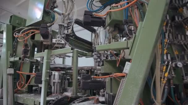 Автоматическая линия по производству окон — стоковое видео