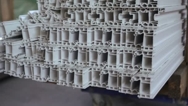 Stempel aus PVC-Profilen, Herstellung von Kunststofffenstern — Stockvideo