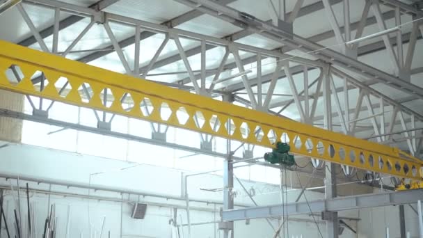 Produkcja okien: robot podniesie duży kawałek szkła — Wideo stockowe
