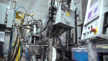 Cam pencere fabrikasında üretim