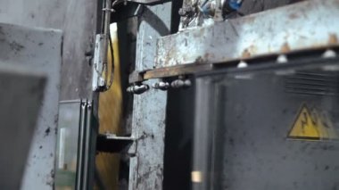 Cam pencere fabrikasında üretim