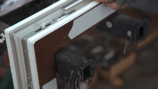 Εργαζόμενο, χρησιμοποιώντας το εργαλείο δύναμης στο εργαστήριο. PVC παράθυρα και πόρτες, κατασκευή. — Αρχείο Βίντεο