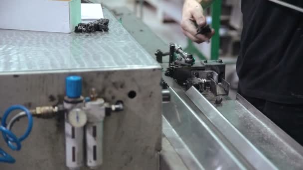 Výroba skla v továrně okna — Stock video