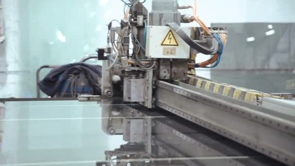 Tillverkningen av fönsterglas med en maskin på fönster fabriken — Stockvideo