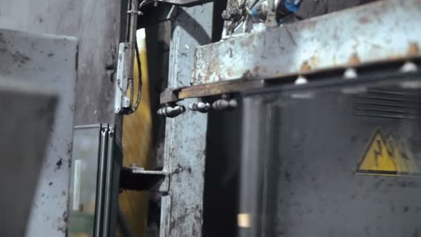Производство стекла на оконном заводе — стоковое видео