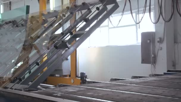 La machine dépose de grandes feuilles de verre. Full HD — Video