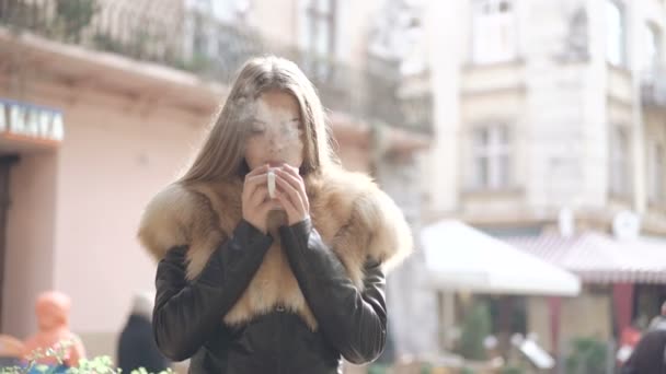 Menina inteligente bebendo uma xícara de café de fumaça na rua. 4K — Vídeo de Stock