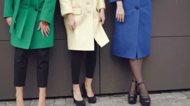 Kat 4 k duvarının yakınında kamerada poz üç şık modelleri