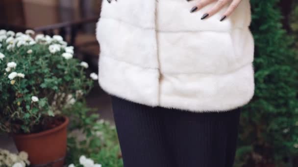 Menina elegante posando para câmera em casaco de pele na rua 4K — Vídeo de Stock