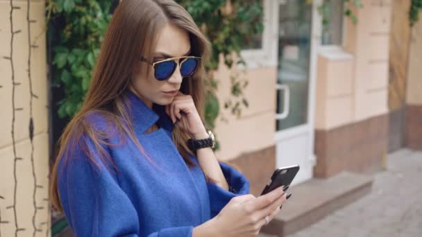 Модная дама, использующая и говорящая по телефону 4K — стоковое видео