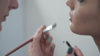 Yapmak kadar güzel model ruj kalem uygulamak için yakın çekim