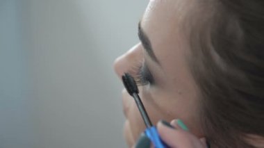 maskara koyarak makyaj sanatçısı