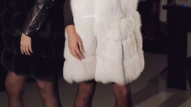 Seksi kız flört ve butik poz kürklü mantolar