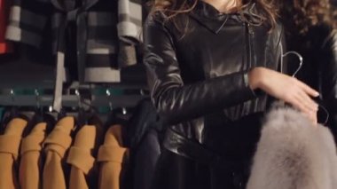 Akıllı kız butik kamera için zengin kürk manto üzerinde çalışıyor