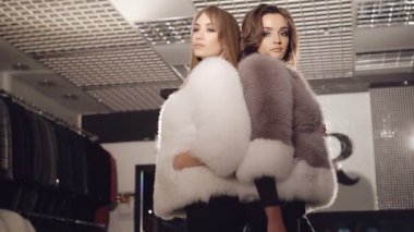İki model şık zengin butik kürklü mantolar poz