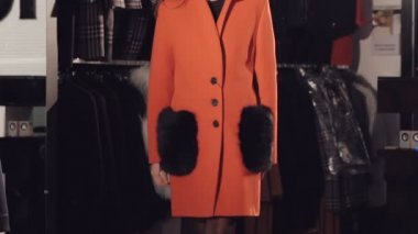 Kırmızı kürklü mantolar zengin butik içinde zengin Bayan catwalking