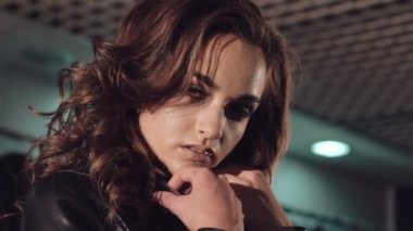 Seksi kadın zengin baştan çıkarıcı flört closeup kürk manto