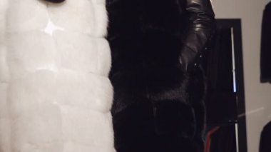 Glamour butik poz kürklü mantolar kızlarda