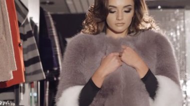 Keyifli model zengin poz boutique kamera için kürk manto