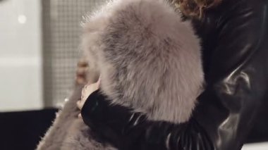 Akıllı kız butik zengin kürk manto üzerinde çalışıyor