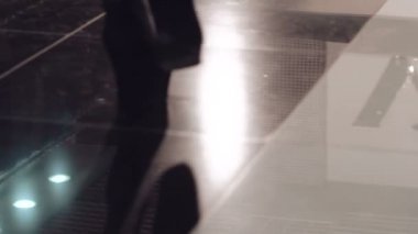 İki kadın catwalking ve topuklar üzerinde eş zamanlı olarak bacak geriye bakmak