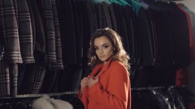 Seksi kadın zengin kırmızı kürk içinde baştan çıkarıcı flört closeup