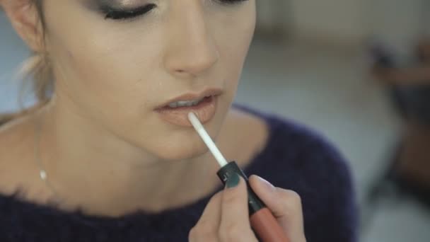 Крупним планом макіяж для розумної дівчини, нанесення помади олівцем — стокове відео