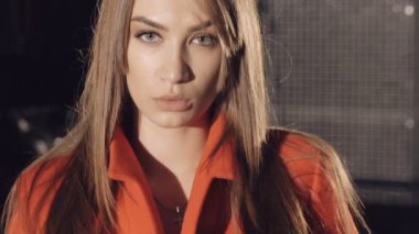 Seksi model kırmızı ceket flört ve catwalking. Yavaş yavaş