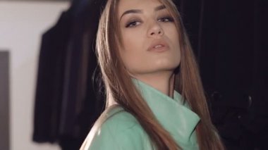 Bayan tribünlerde poz moda zengin butik paltolu, yakın çekim. Yavaş yavaş