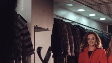 Zengin kırmızı kat olarak iki mutlu kız catwalking. Yavaş yavaş