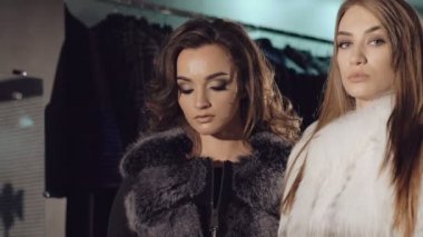 Seksi kadın zengin baştan çıkarıcı flört kürk palto. Yavaş yavaş