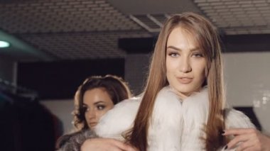 Seksi kadın zengin baştan çıkarıcı flört closeup kürk palto. Yavaş yavaş