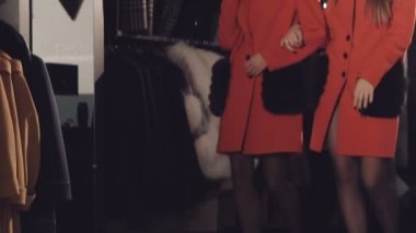 Zaman uyumlu olarak zengin kırmızı kat olarak iki mutlu kız catwalking. Yavaş yavaş