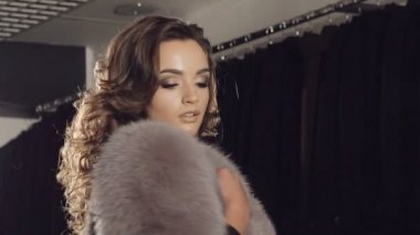 Seksi kadın zengin baştan çıkarıcı flört closeup kürk manto. Yavaş yavaş