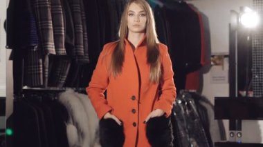 Zengin butik kırmızı kürklü mantolar, zengin Bayan catwalking. Yavaş yavaş