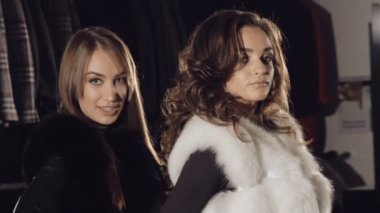 Zengin poz iki keyifli Bayan kürk palto butik içinde. Yavaş yavaş