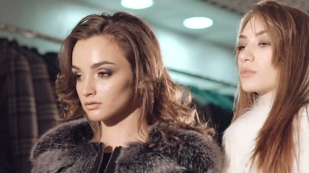 Smart models stands in pose in the rich fur coats for advertising. Slowly — Stock Video