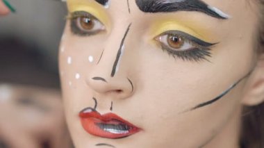 Sanatçı kız halloween makyaj çizim