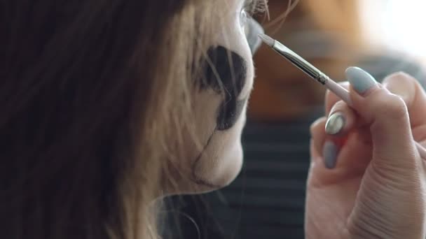 Make-up-Artist macht das Mädchen Halloween-Bild — Stockvideo