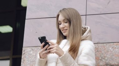 Güzel kadın building yakınındaki bir selfie alarak